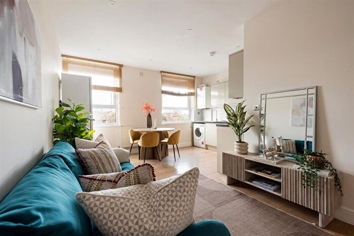 2 Bedroom Apartment For Sale In Eastwood Close, South Woodford, E18
