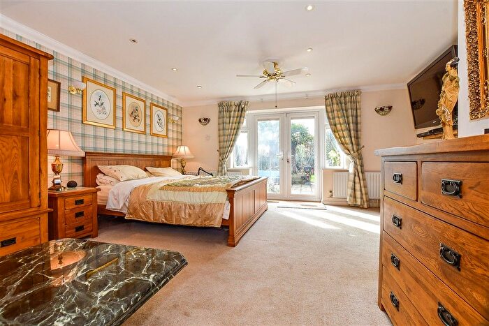 3 Bedroom Detached Bungalow For Sale In Orchard Glade, Headcorn, Kent, TN27