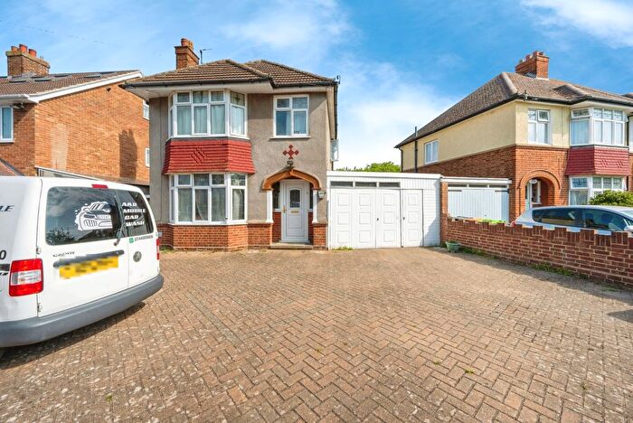 3 Bedroom Detached House For Sale In Honey Hill Road, Bedford, Bedfordshire, MK40