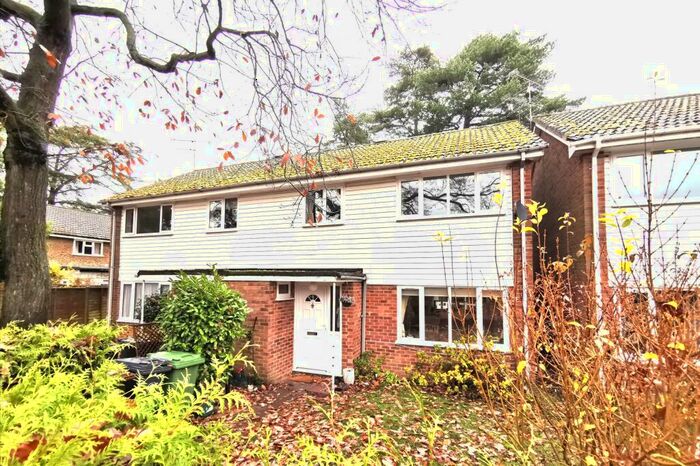 3 Bedroom House To Rent In Heatherside - Camberley, GU15