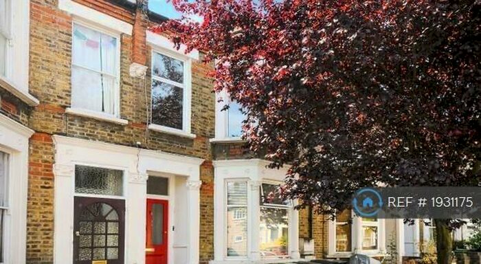 2 Bedroom Flat To Rent In Top Floor, London, SE4