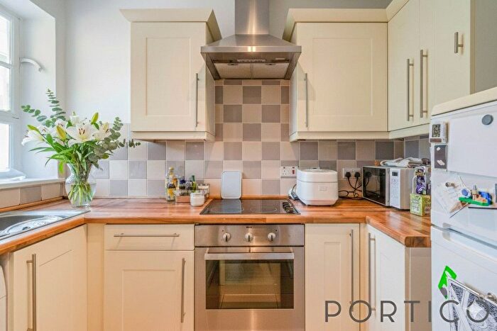 2 Bedroom Flat To Rent In Eaton House, Vicarage Crescent, London, SW11