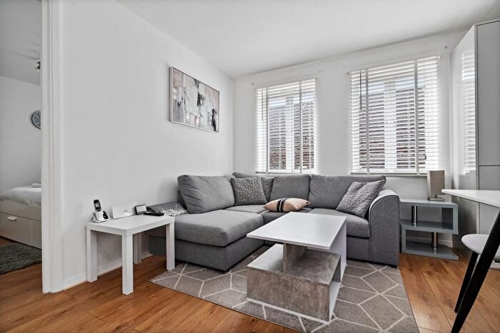 1 Bedroom Flat To Rent In Flat, Sovereign House, Scout Way, London Jw, Uk, London, NW7