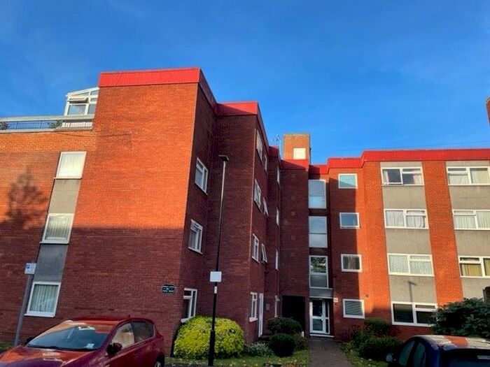 3 Bedroom Flat To Rent In Grange Gardens, Southgate, N14