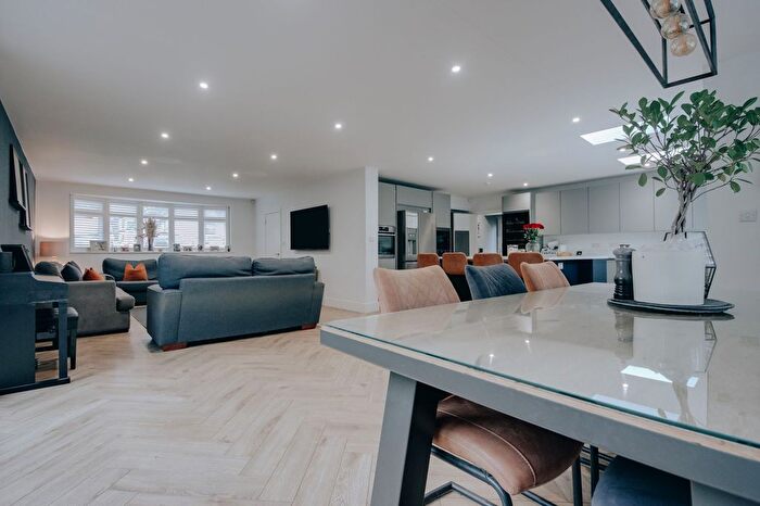 4 Bedroom Detached House For Sale In Chiltern Close, Bushey, WD23