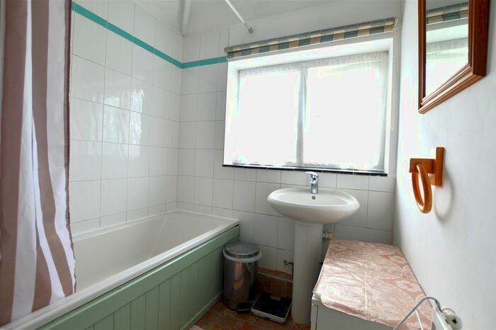 2 Bedroom Link Detached House For Sale In Crayle Street, Slough, Slough, SL2