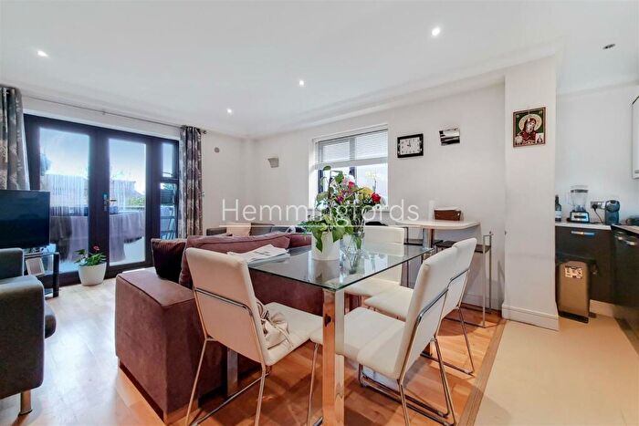 1 Bedroom Apartment To Rent In Maple Leaf Court, Palmers Green, N13