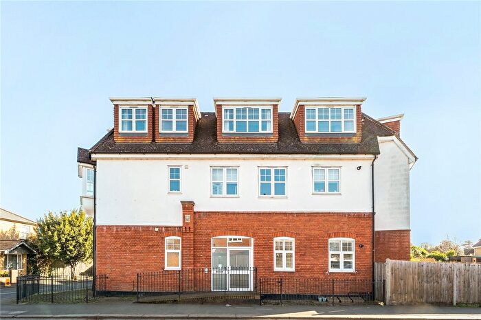 2 Bedroom Flat For Sale In Queens Road, Hersham, KT12
