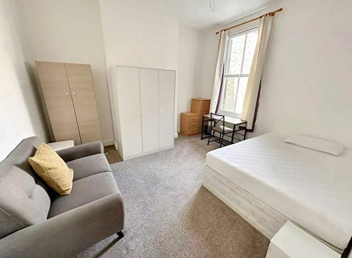 5 Bedroom Flat To Rent In Lime Grove, London, W12