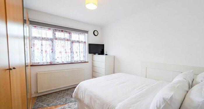 4 Bedroom End Of Terrace House For Sale In Princes Avenue, London, NW9