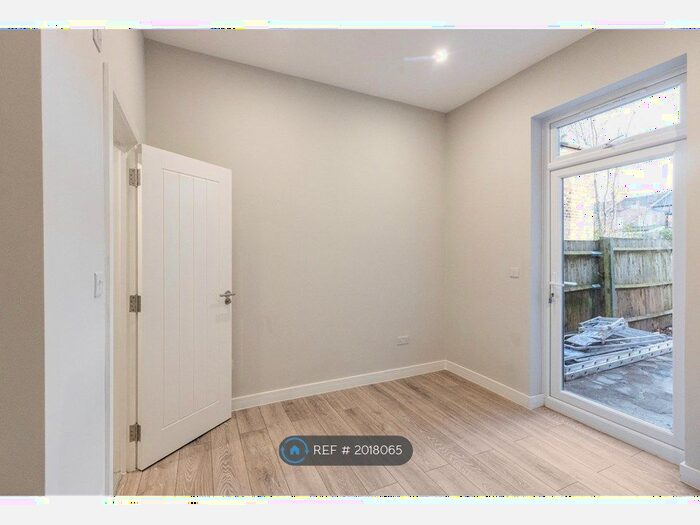 Studio To Rent In Billington Road, London, SE14