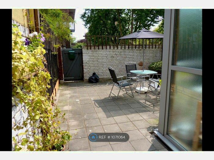 2 Bedroom Maisonette To Rent In Handa Walk, London, N1