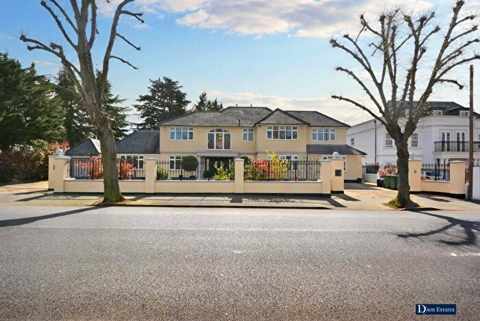 6 Bedroom Detached House For Sale In Woodlands Avenue, Emerson Park, Hornchurch, RM11