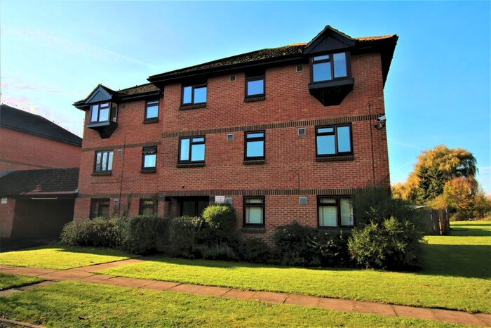 2 Bedroom Flat To Rent In Vicarage Way, Colnbrook, Slough, SL3