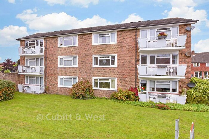 2 Bedroom Flat For Sale In Hardy Close, Horsham, West Sussex, RH12