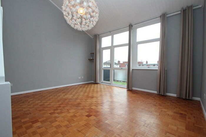 2 Bedroom Flat To Rent In Surbiton, KT6