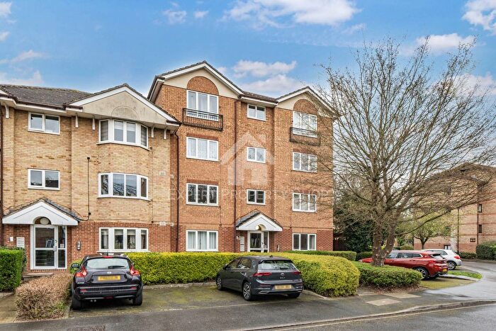 1 Bedroom Flat For Sale In Varsity Drive, Twickenham, TW1