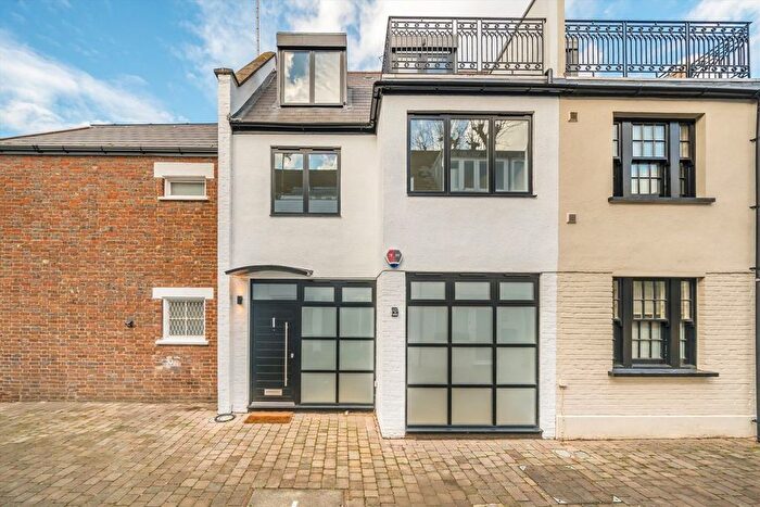 3 Bedroom Property To Rent In Taverners Close, Holland Park, W11