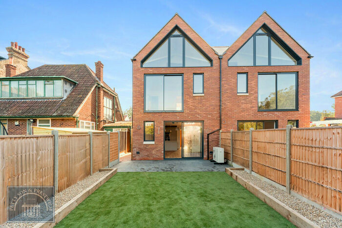 4 Bedroom Semi-Detached House To Rent In Harpenden Road, Aldersbrook, E12