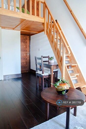 Studio To Rent In Edgware Road, London, NW2
