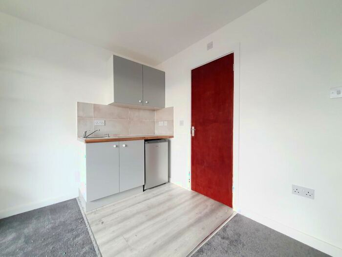 Flat To Rent In Linden Way, Southgate, N14