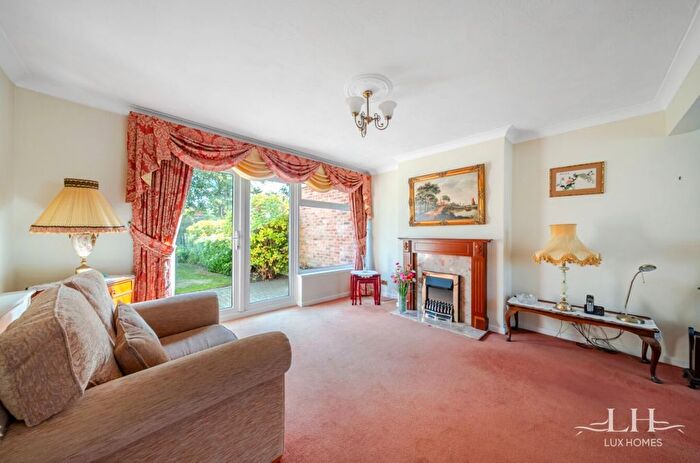 3 Bedroom Bungalow For Sale In Beverley Close, Emerson Park, RM11