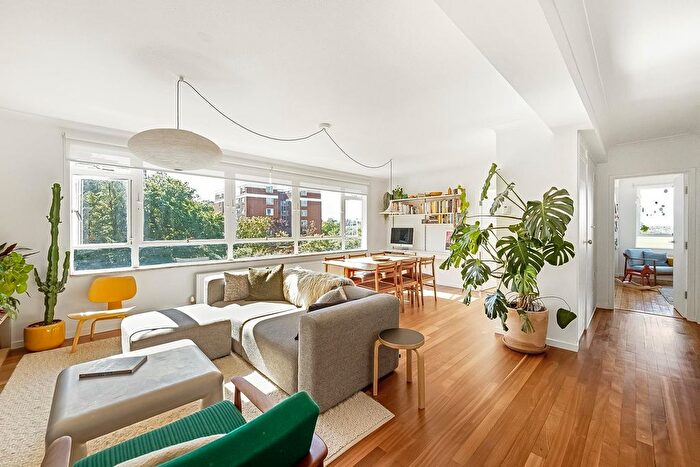 2 Bedroom Flat For Sale In Lymer Avenue, Crystal Palace, London, SE19