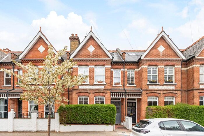 2 Bedroom Flat For Sale In Dinsmore Road, Clapham, SW12