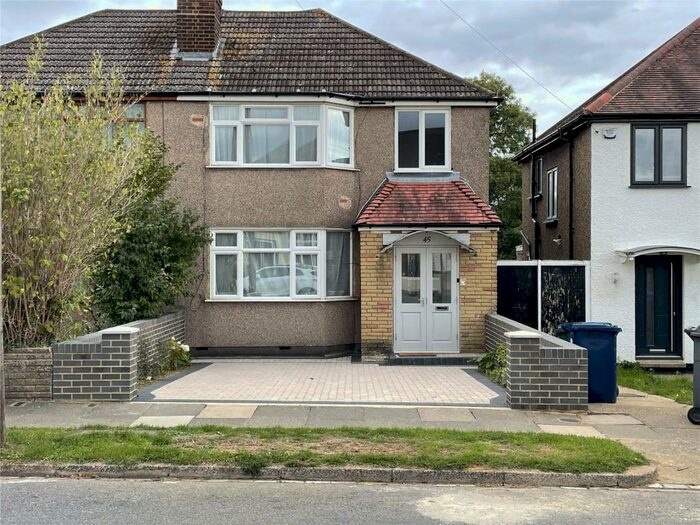 3 Bedroom Semi-Detached House To Rent In Leeside, Barnet, EN5