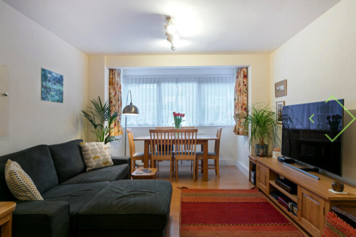 2 Bedroom Flat For Sale In Grovebury Court, Southgate, N14