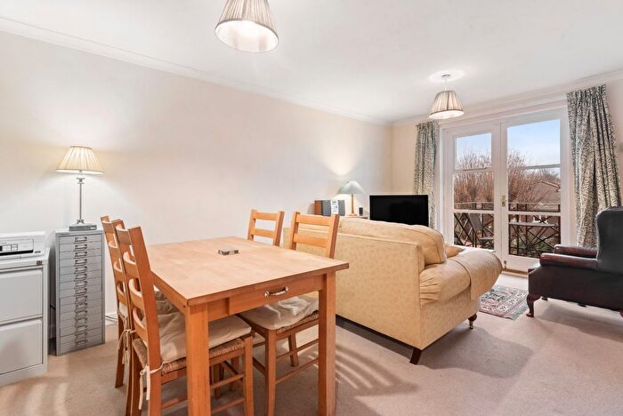 1 Bedroom Flat For Sale In Brompton Park Crescent, Seagrave Road, SW6