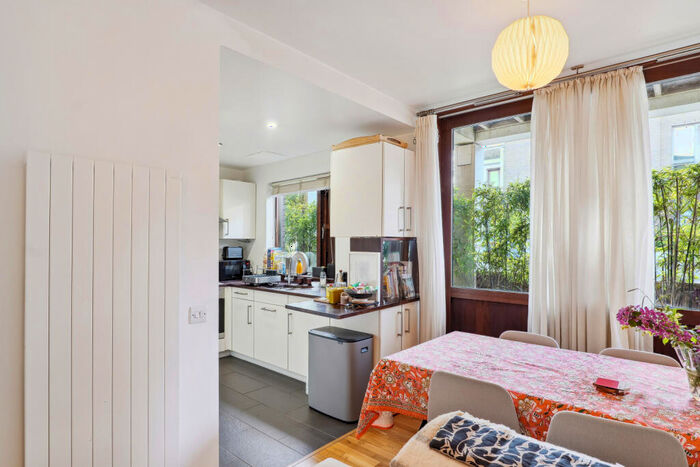 2 Bedroom Flat To Rent In Highbury Crescent, Islington, N5