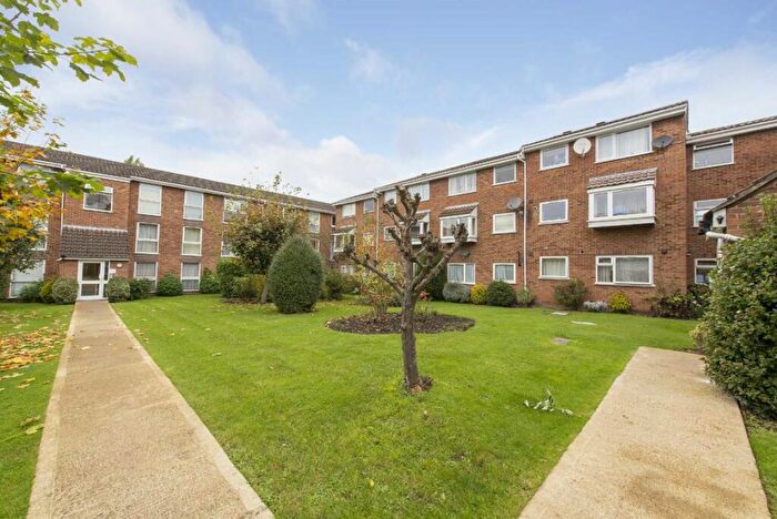 2 Bedroom Flat To Rent In Shurland Avenue, Oakleigh Park, EN4