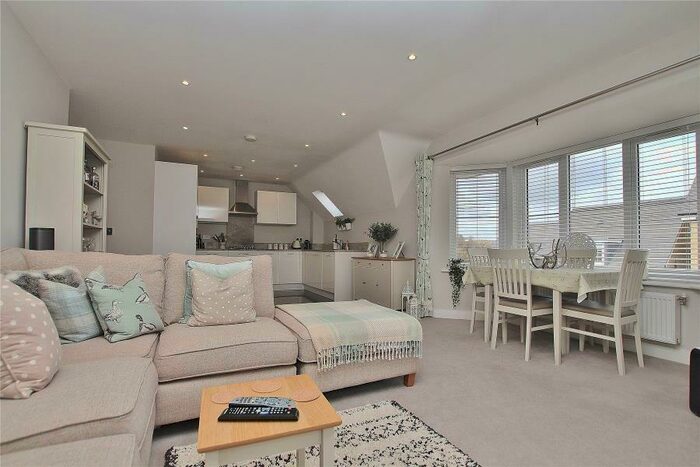 2 Bedroom Flat To Rent In Knaphill, GU21