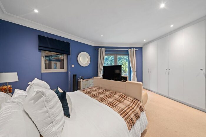 2 Bedroom Flat To Rent In Candahar Road, London, SW11