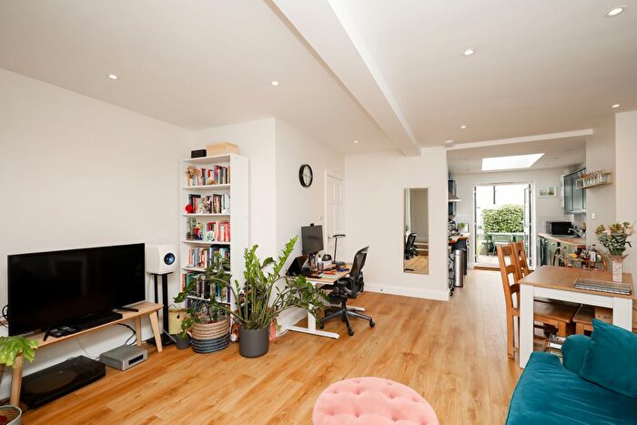 2 Bedroom Flat For Sale In Pagoda Avenue, Richmond, TW9