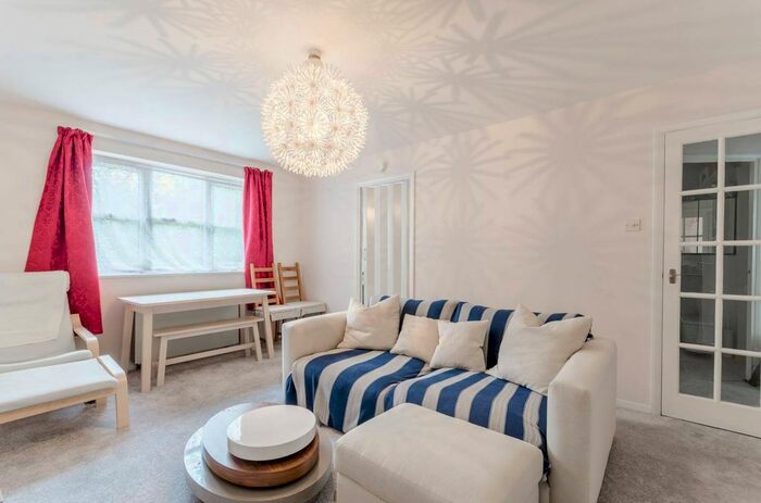 2 Bedroom Flat To Rent In Selwyn Court, Walthamstow, London, E17