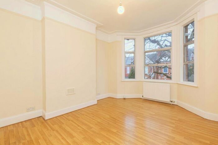 3 Bedroom Flat To Rent In Newton Road, London, NW2