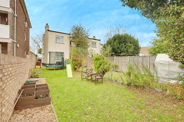 2 Bedroom Flat For Sale In London Road, Benfleet, SS7