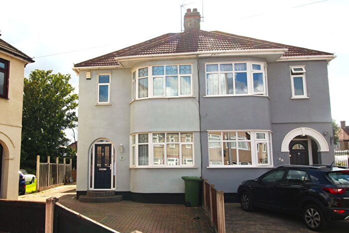 3 Bedroom Semi-detached House For Sale In Hawthorn Avenue, Rainham, RM13
