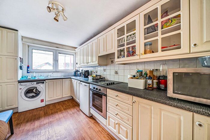 3 Bedroom Flat To Rent In Eric Street, Mile End, London, E3