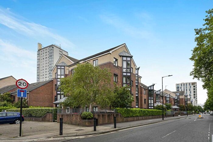 2 Bedroom Apartment To Rent In Midhurst Way, Clapton, E5
