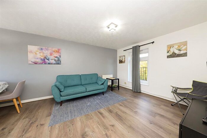 1 Bedroom Flat For Sale In Cobden Close, Uxbridge, UB8