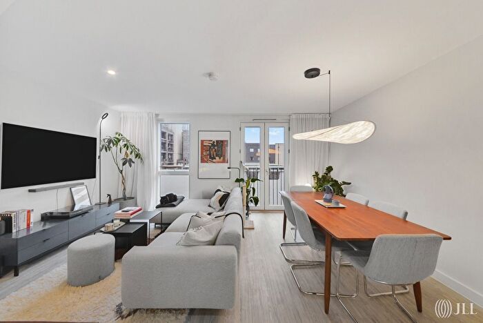 3 Bedroom Flat For Sale In Derny Avenue, London, E20