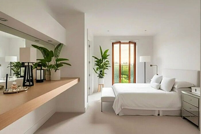 2 Bedroom Flat To Rent In Queen Marys Place, Putney, SW15