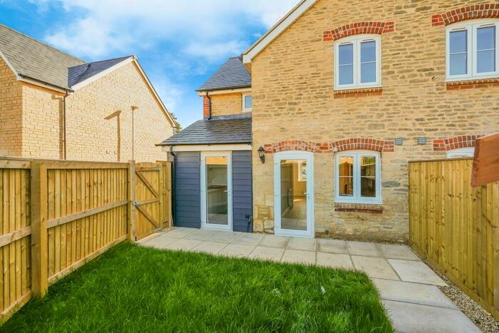 2 Bedroom Semi-Detached House For Sale In Fairseat Close, Carterton, OX18