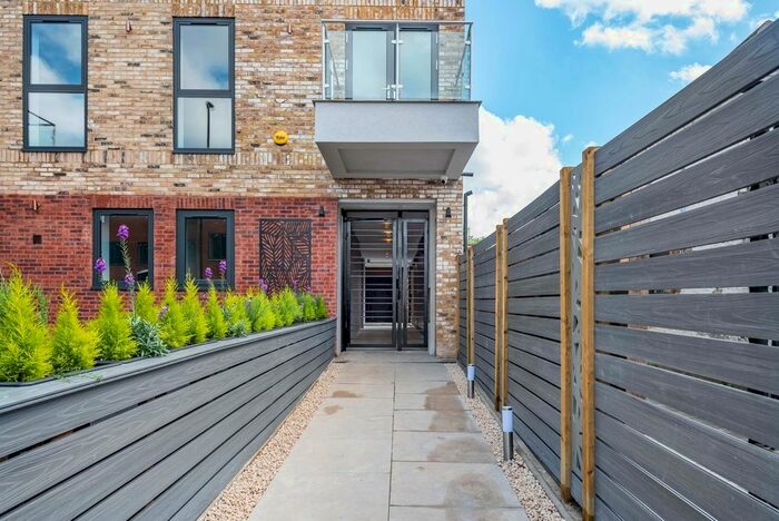 3 Bedroom Flat To Rent In Bellingham Road, London, SE6