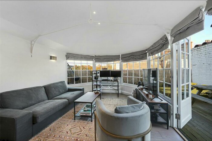 1 Bedroom Apartment To Rent In Redcliffe Square, Earls Court, London, SW10