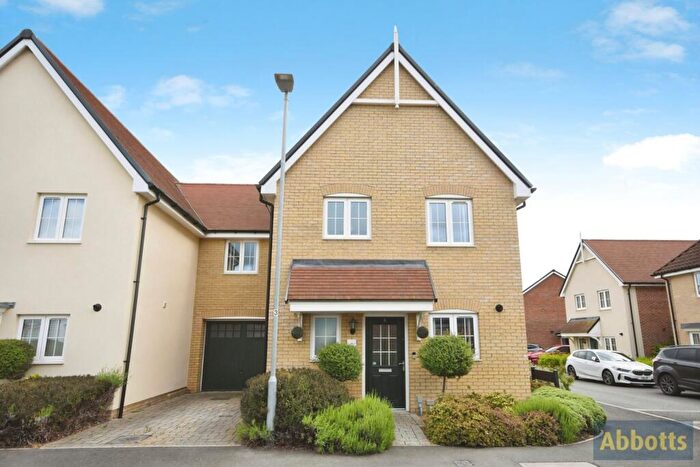 3 Bedroom Link Detached House For Sale In Stokes Link, Runwell, Wickford, Essex, SS11