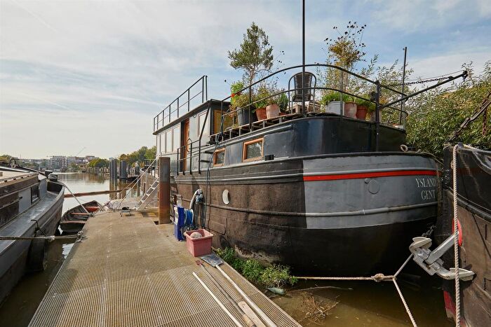 3 Bedroom Houseboat For Sale In Victoria Steps Quay, Brentford, TW8